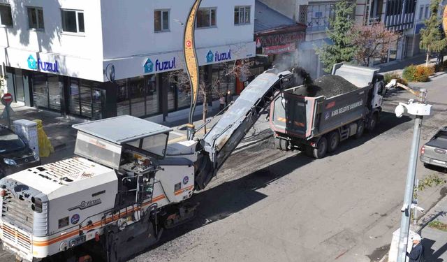 Kars'ta kar yağmadan asfalt seferberliği: Kazımpaşa Caddesi'nde söküm başladı