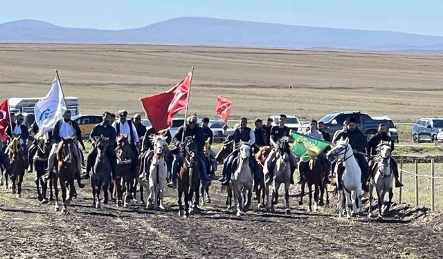 Kars'ta rahvan atlar nefes kesti: Geleneksel yarışlara yoğun ilgi