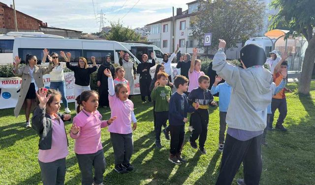 Mahalle sakinleri müzik eşliğinde hareket etti