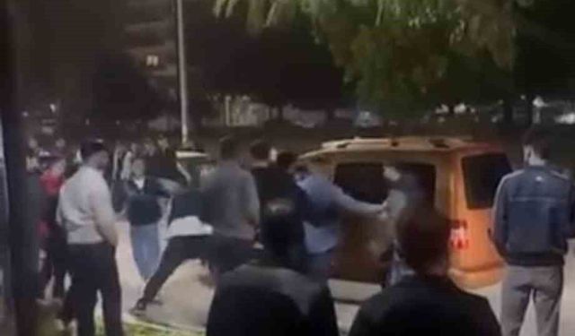 Parkta gençlerin kavgası kameraya yansıdı