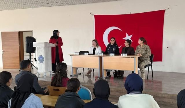 Patnos'ta 'Kariyer günleri' etkinliği: Gençlerin geleceğine ışık tutuldu