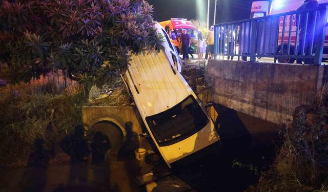 Şiddetli yağışta kayan otomobil sulama kanalına düştü: 2 yaralı