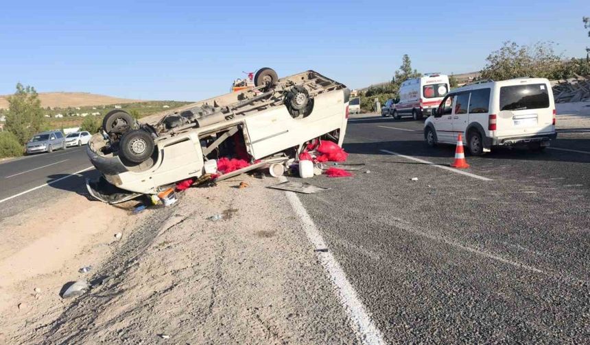 Şanlıurfa"da tarım işçilerini taşıyan minibüs devrildi: 20 yaralı