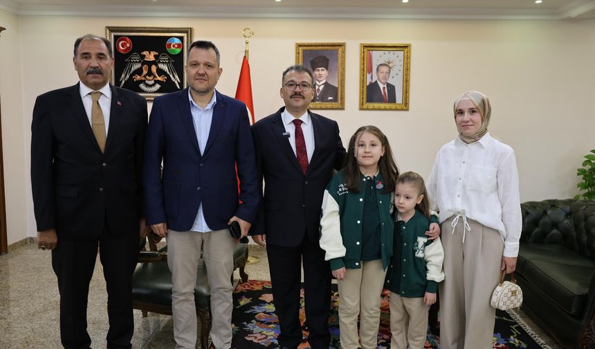 Yağmur Altında İstiklal Marşı Okuyan Zeynep Ece’ye Vali’den Ödül