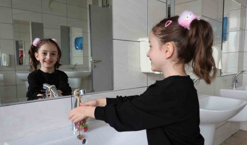 Çocuklarda el yıkamaya teşvik etmek için meyve şeklinde sabun tasarladı