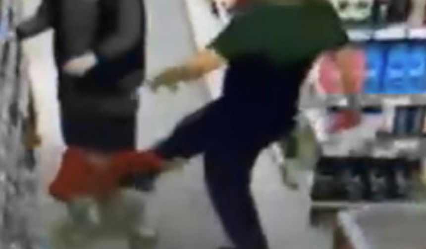 Markette küçük çocuğu tekmeleyen adam kameraya yansıdı