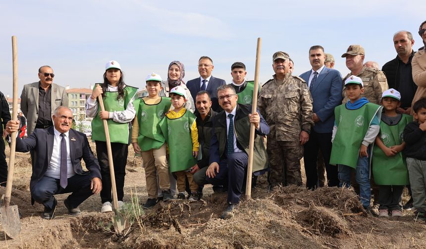 IĞDIR'DA MİLLİ AĞAÇLANDIRMA COŞKUSU: 6.820 FİDAN TOPRAKLA BULUŞTU
