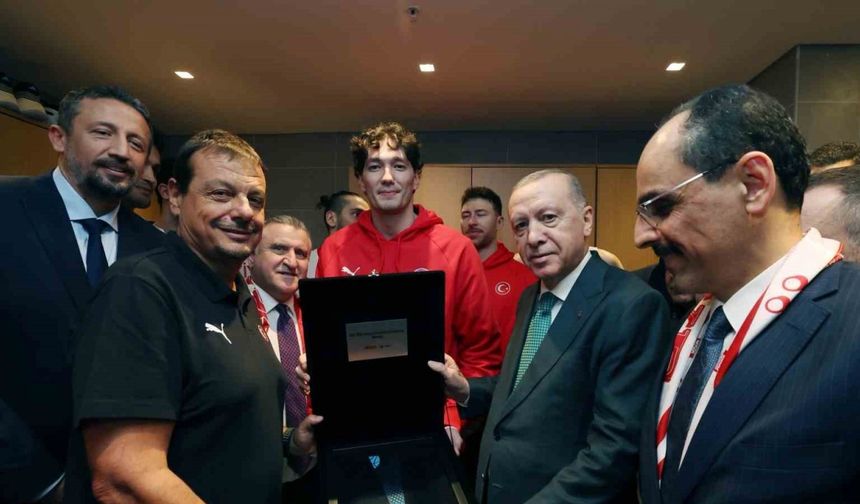 A Milli Erkek Basketbol Takımı, ikincilik madalyasını Cumhurbaşkanı Erdoğan’a takdim etti