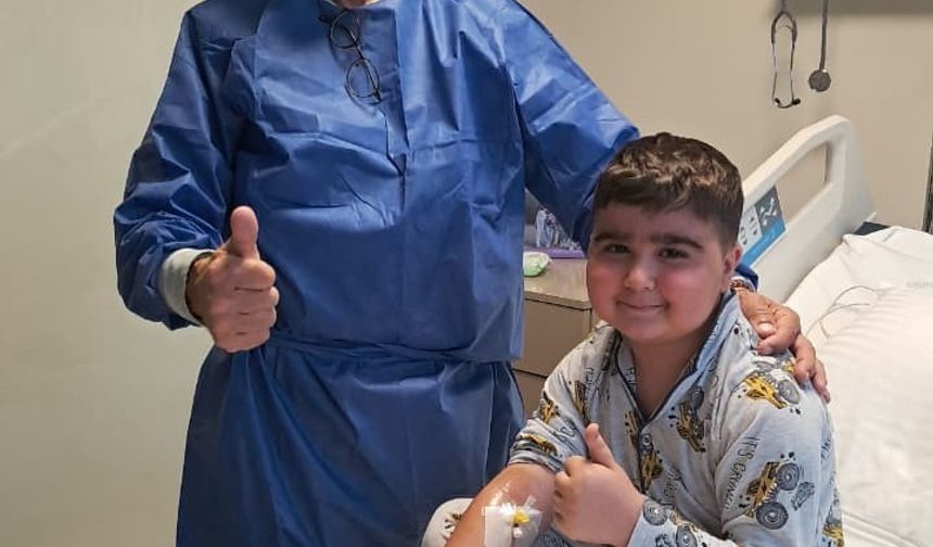 Azerbaycanlı 8 yaşındaki çocuk, kemik iliği nakliyle Türkiye’de hayata tutundu