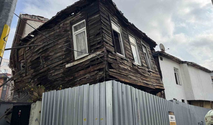 Beyoğlu’nda ahşap binada kısmi çökme: 2 bina tahliye edildi