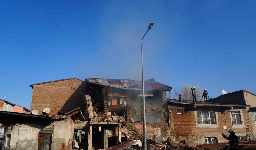 Doğalgaz patlaması: 2 ev çöktü, 1 yaralı