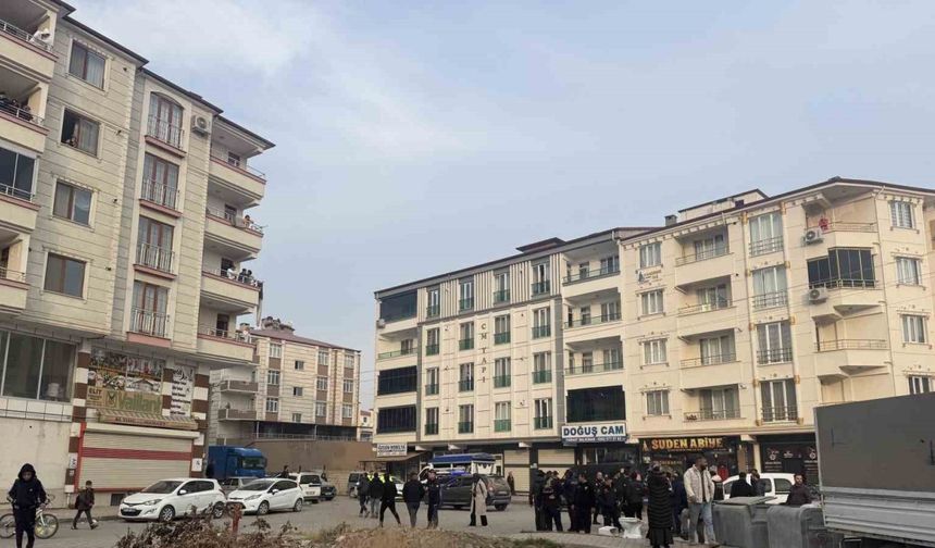 Husumetli iki aile sokak ortasında birbirine girdi: Silah sesleri mahalleyi ayağa kaldırdı