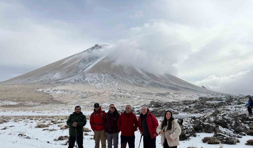 Iğdır Ağrı Dağı’nda kar yağışına rağmen 27 dağcı tırmanışa geçti