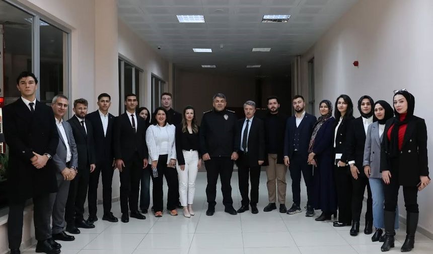 Karaburun’un Hukuk Fakültesi öğrencileriyle buluştu