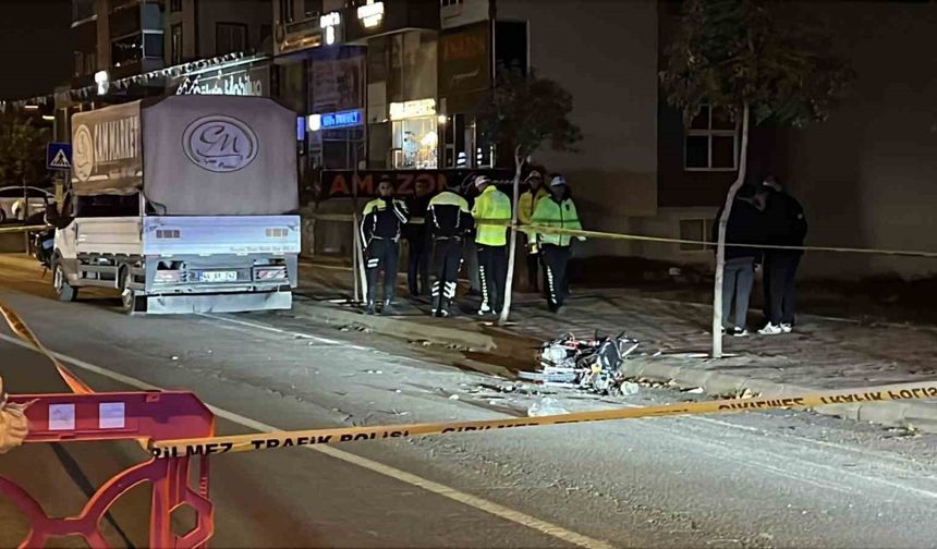 Polisten kaçan motosikletli, park halindeki kamyonete çarptı: 1 ölü 1 yaralı