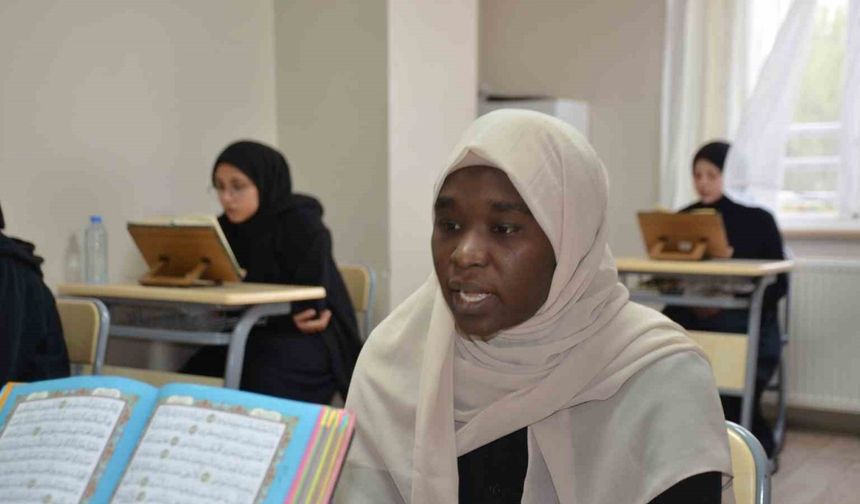 Türkiye’ye eğitim için geldi, her gün 3 saat uykuyla azmederek 8 ayda hafız oldu