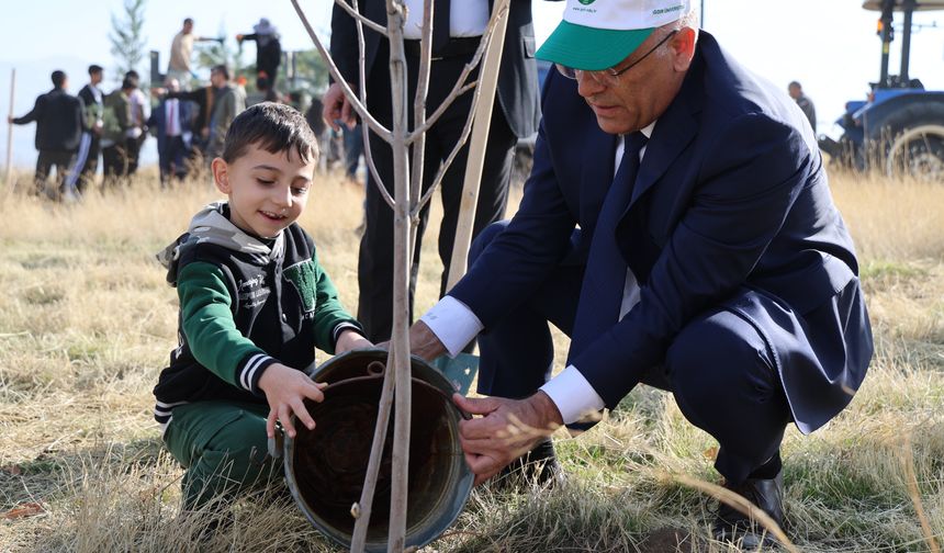Iğdır Üniversitesi'nde 250 Fidan Toprakla Buluştu: Geleceğe Nefes Oldular!