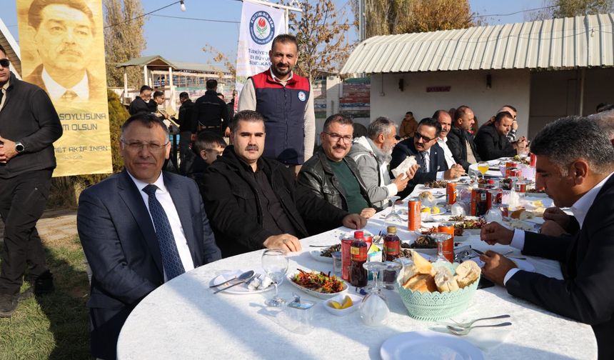 24 Kasım Öncesi Öğretmenlere Moral: Eğitim-Bir-Sen'den Geleneksel Hamsi Şöleni!