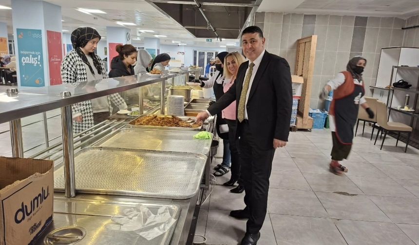 KYK Iğdır Yurt Hizmetleri Müdürü Bayat, Aybüke Öğretmen Yurdu'nu Denetledi: Öğrencilerle Sofrada Buluştu