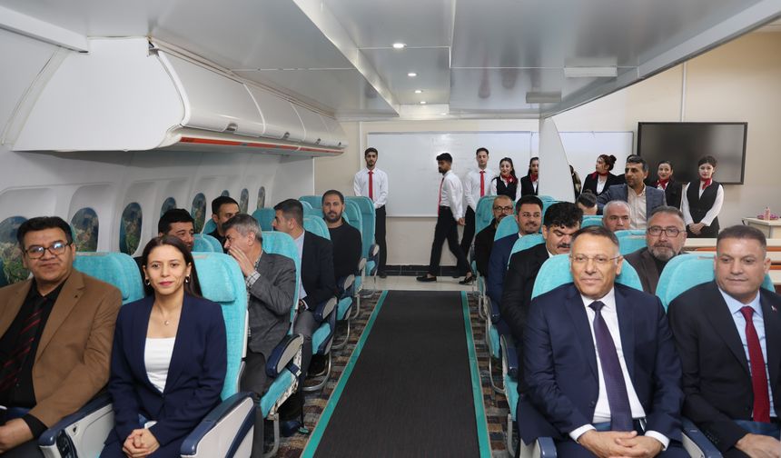 Rektör Gürel ve Müdür Bağca, Havacılık Öğrencileriyle Kabin Simülasyon Sınıfında Buluştu