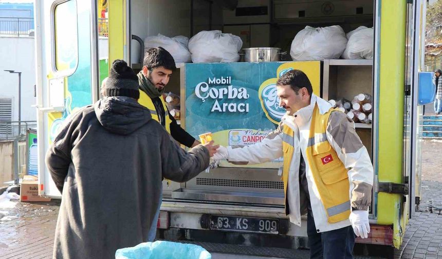 Karlı havada sıcak çorba ikramı