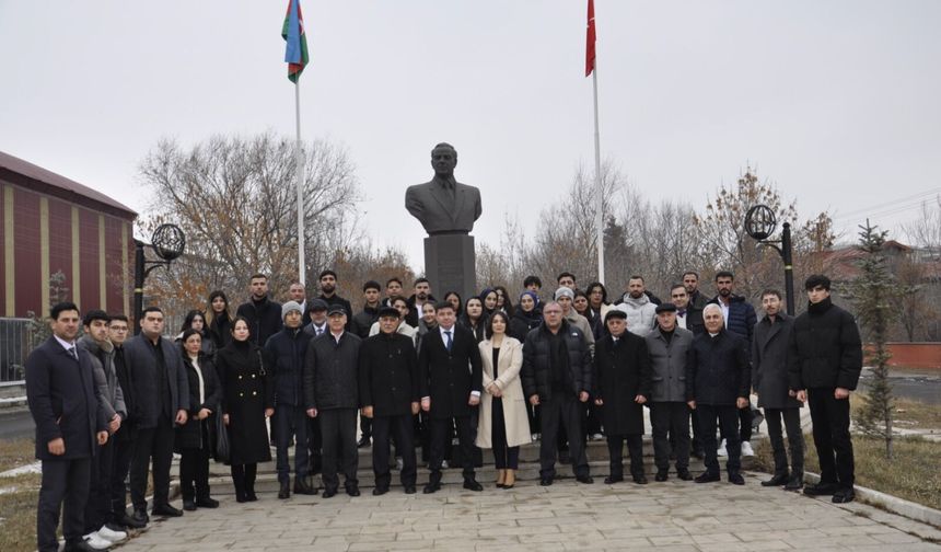 Haydar Aliyev, Kars’taki heykeli önünde anıldı
