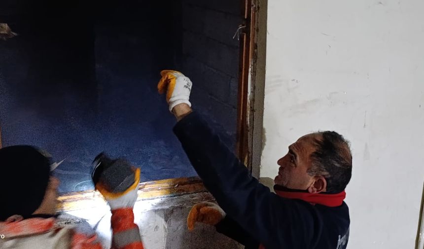 Apartman Boşluğuna Atılan Çöp Alev Aldı: Yangın İtfaiye Tarafından Söndürüldü