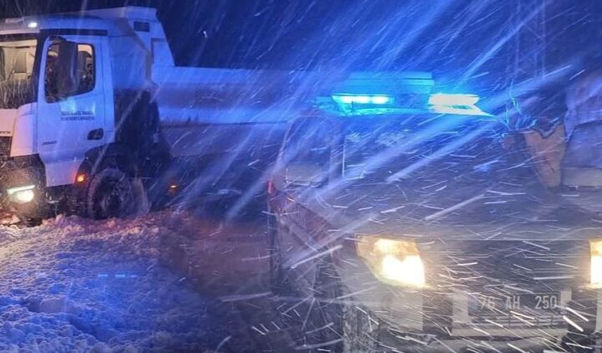 IĞDIR’DA NEFES KESEN KURTARMA: HASTAYA GİDEN AMBULANS KARA SAPLANDI!