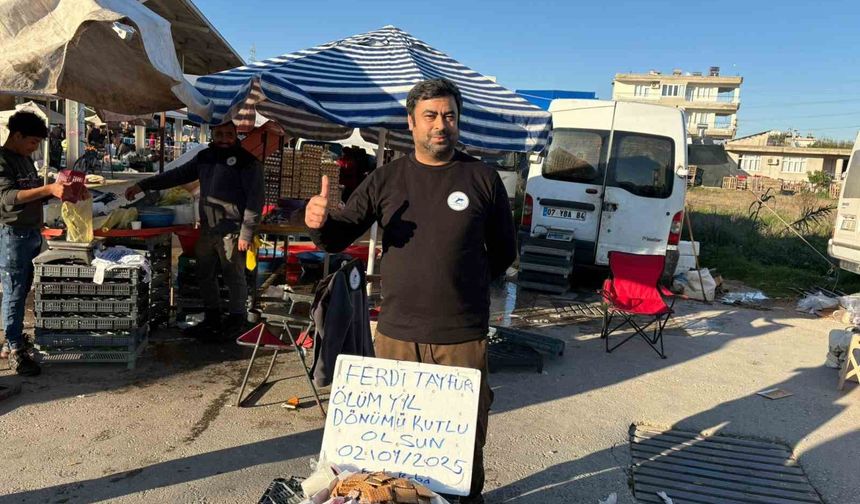Ferdi Tayfur'un ölüm yıldönümünde lokum ve bisküvi dağıttı
