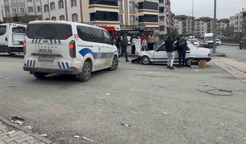 Kaza sonrası savrulan otomobil 4 yaşındaki çocuğa çarptı