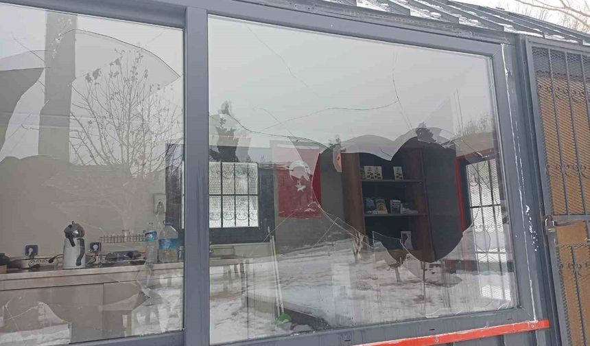 Zabıta bürosuna taşlı saldırı