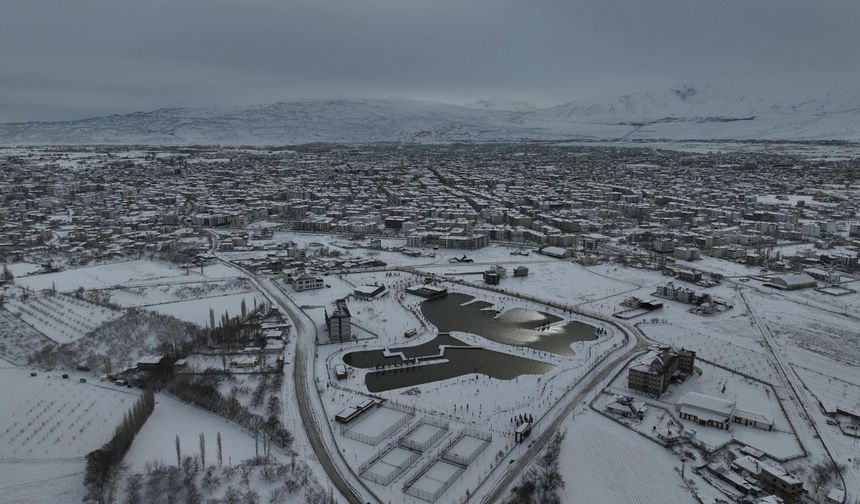 Iğdır Beyaz Gelinliğini Giydi: Şehirde Görsel Şölen, Köylerde Kar Mesaisi