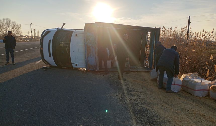 Iğdır’da Saman Yüklü Kamyon Yan Yattı