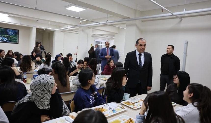 Vali Taşolar, Fen Lisesi Öğrencileri ile İftar Açtı