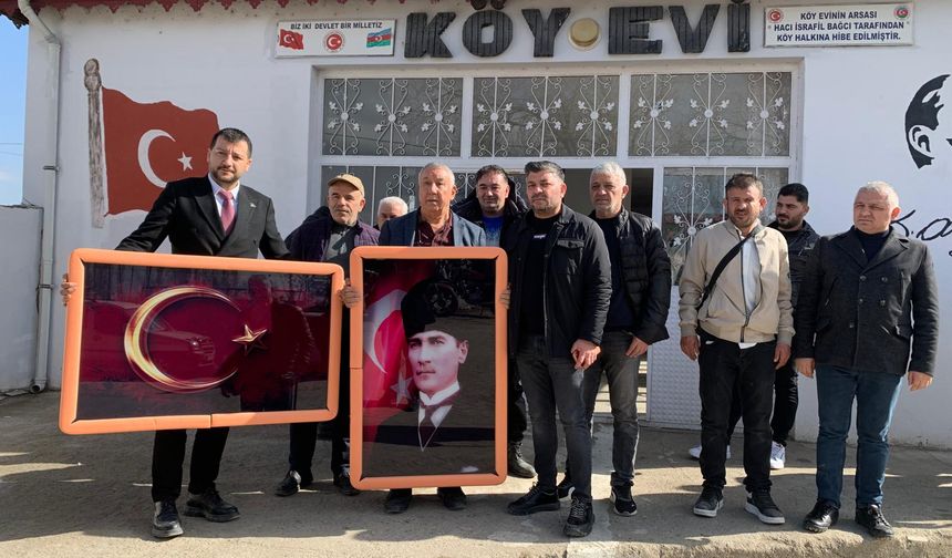 Özoğlu’ndan Taziye Evine Bayrak ve Atatürk Tablosu Desteği