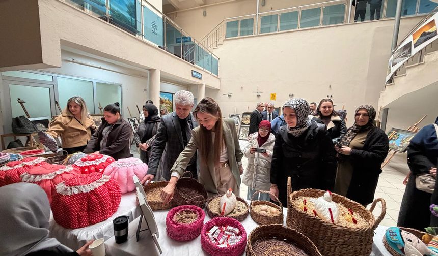 IĞDIR'DA EL EMEĞİ GÖRÜCÜYE ÇIKTI: DEKORATİF SANATLAR SERGİSİNE YOĞUN İLGİ