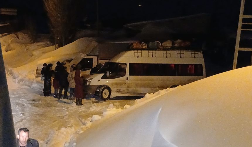 Özel İdare Ekipleri Nahırkıran’da Mahsur Kalan Öğrencilerin Yolunu Açtı