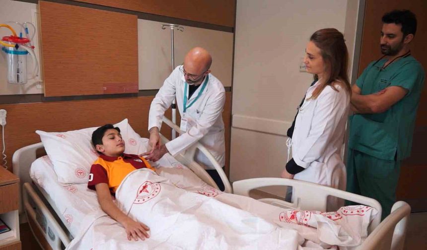 Beyin kanaması geçiren çocuk ameliyatsız tedavi ile hayata tutundu