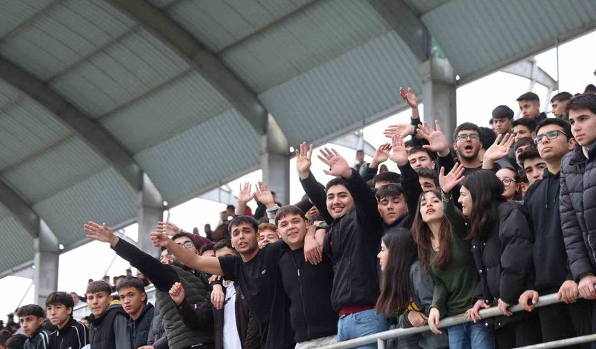 Liseli gençlerin maç heyecanı çıkan kavgayla yarıda kaldı
