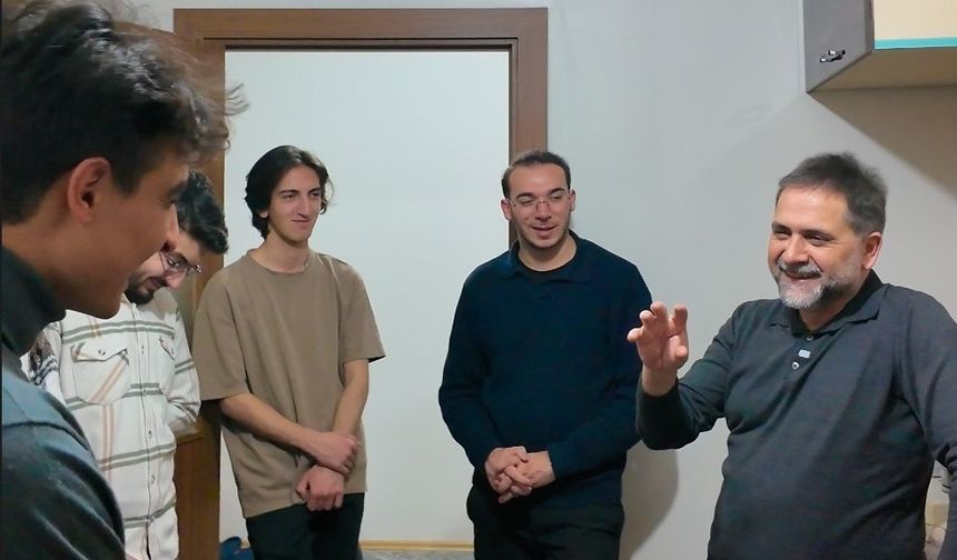 Sahur sofrasında öğrencileri yalnız bırakmadı