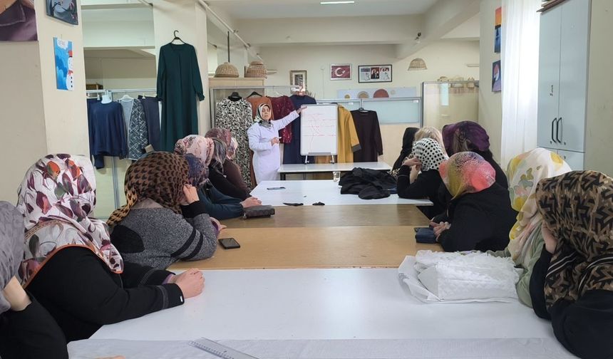 Iğdır Halk Eğitim Kurslarına Yoğun İlgi: 5 Bin Liralık Abiye 1200 Liraya Dikiliyor