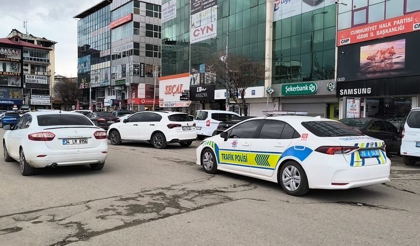 Iğdır Şehir Merkezinde Park Düğümü: Ekipler Mesaide, Sürücüler Çözüm Bekliyor!