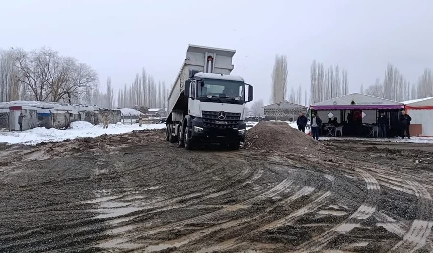 Yoğun Kar ve Yağış Sonrası Köy Yollarında Kumlama Çalışması