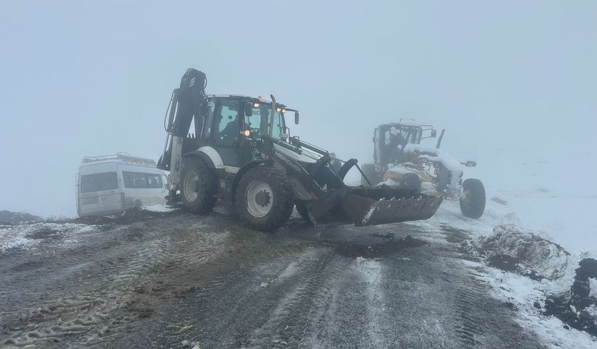 Tuzluca’da Yolcu Minibüsü Şarampole Yuvarlandı: Facianın Eşiğinden Dönüldü