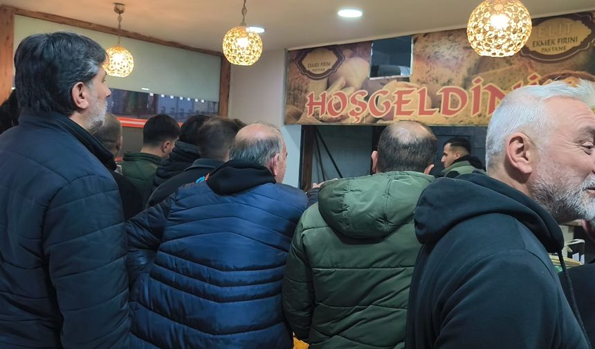 Iğdır’da İlk İftar Telaşı: Sıcak Pide Kuyruğu Ezandan Sonra da Durmadı!