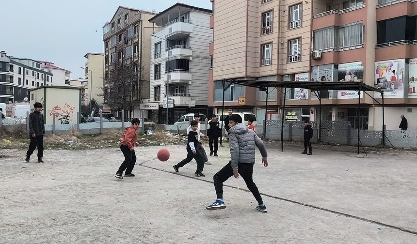 Bağlar Mahallesi’nde “Otopark” Maçı: Geleceğin Yıldızları Saha Bekliyor