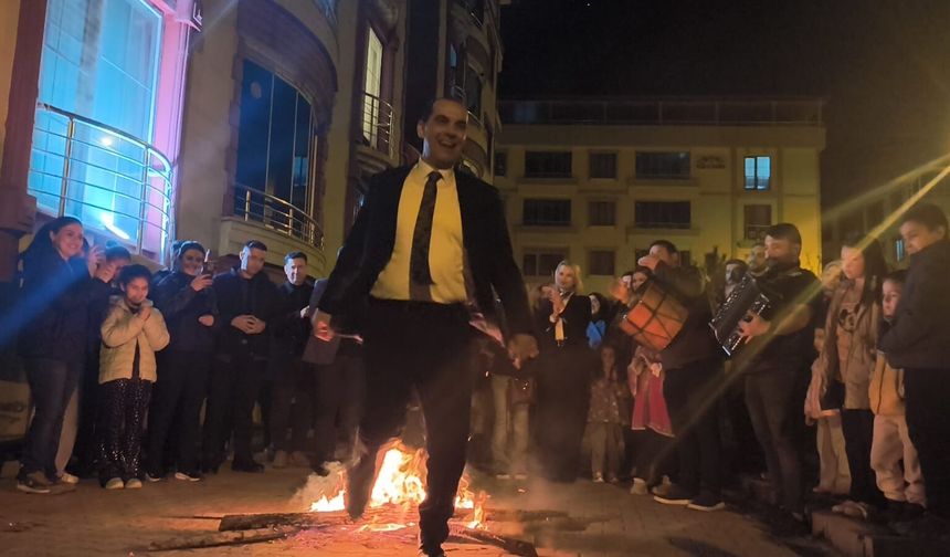 Iğdır Valisi M. Fırat Taşolar, Nevruz Ateşinden Atladı