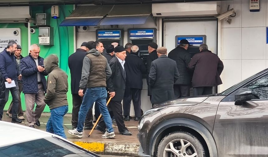 Iğdır’da Bayram Mesaisi: Emekli Maaşı Kuyrukları ATM’lere Taştı