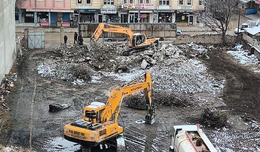 KAR YAĞIŞI İNŞAAT SEKTÖRÜNÜ DURDURMADI: IĞDIR'DA ÇALIŞMALAR TAM GAZ