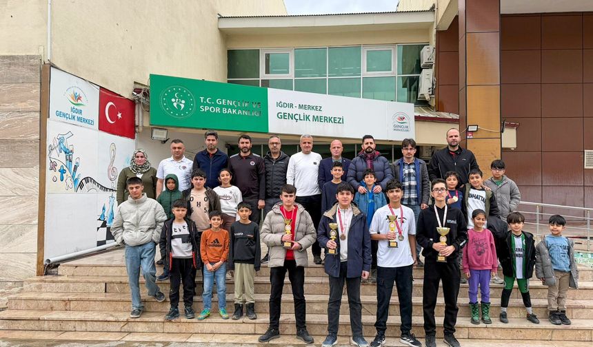 IĞDIR’DA STRATEJİ DOLU HAMLELER: YEŞİLAY HAFTASI SATRANÇ TURNUVASI SONA ERDİ